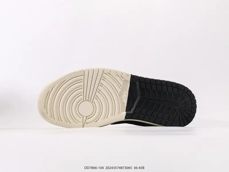 Nike Baskets de basketball Rétro Classique Basse DD7866-104 #20243574873065
